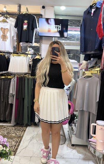 Beyaz pileli etek