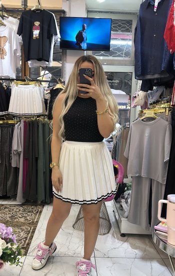 Beyaz pileli etek